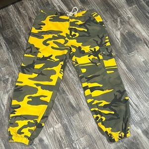 Camo cargo pants size medium